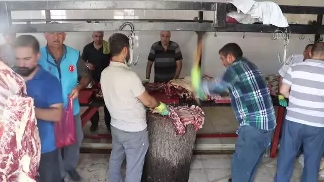 Görevli imamlar 1200 dar gelirli aileye kurban eti ulaştırıyor