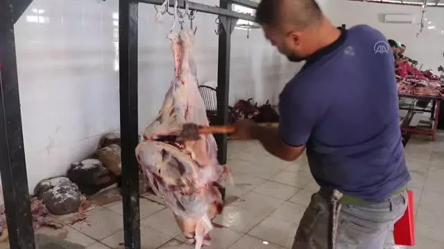 Görevli imamlar 1200 dar gelirli aileye kurban eti ulaştırıyor