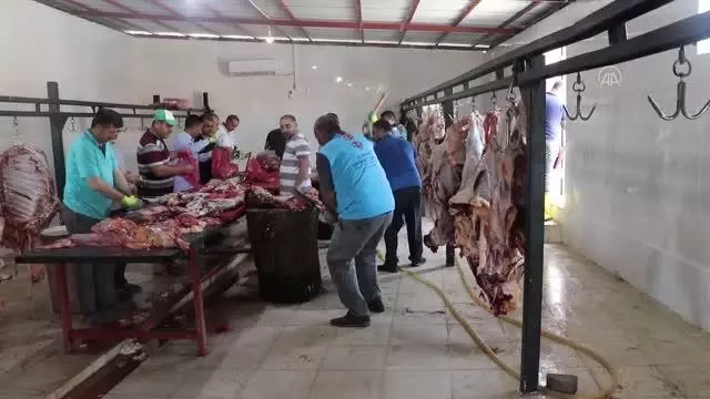 Görevli imamlar 1200 dar gelirli aileye kurban eti ulaştırıyor