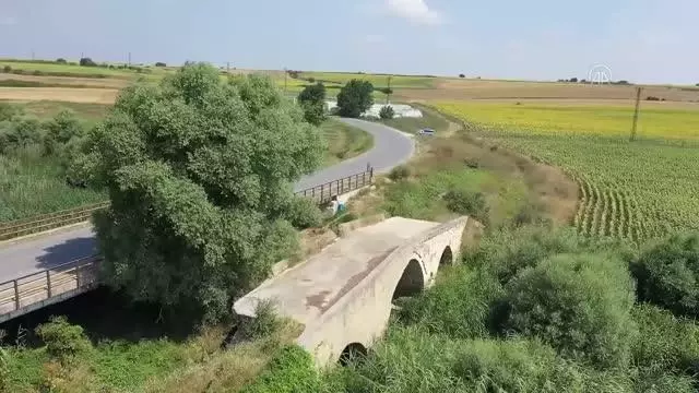 Günümüze 3 kemeri ulaşan tarihi Karapürçek Köprüsü ilgi görüyor
