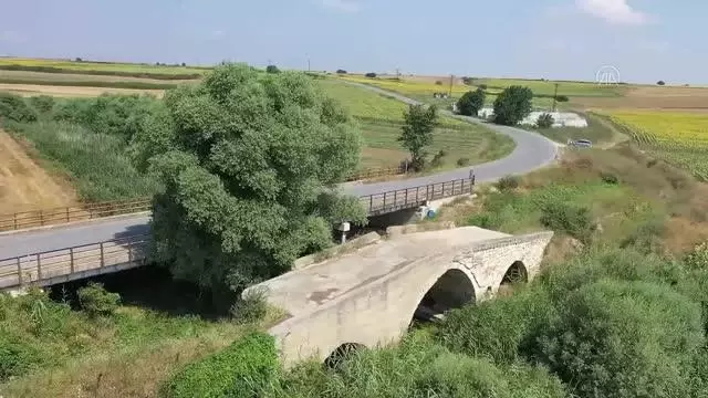 Günümüze 3 kemeri ulaşan tarihi Karapürçek Köprüsü ilgi görüyor