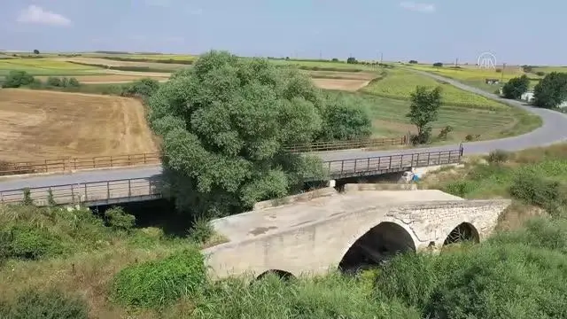 Günümüze 3 kemeri ulaşan tarihi Karapürçek Köprüsü ilgi görüyor