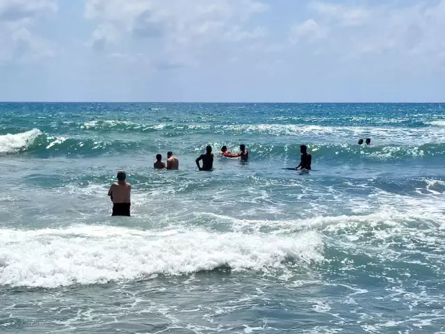 Hatay'da 2 kişi rip akıntısına kapıldı
