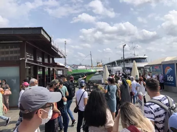 (Havadan fotoğraflarla) Adalar'a sefer düzenleyen vapur iskeleleri doldu taştı