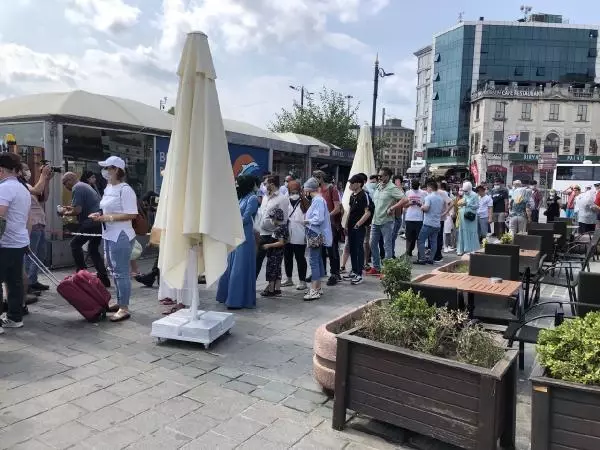 (Havadan fotoğraflarla) Adalar'a sefer düzenleyen vapur iskeleleri doldu taştı