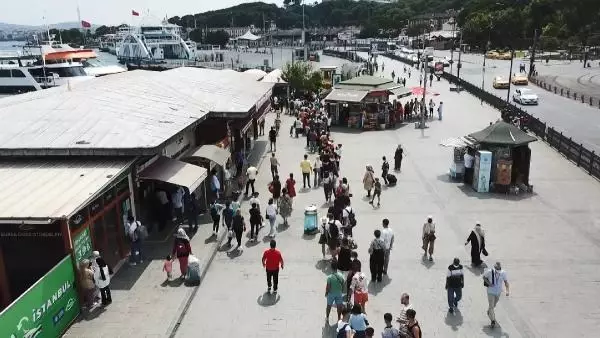 (Havadan fotoğraflarla) Adalar'a sefer düzenleyen vapur iskeleleri doldu taştı