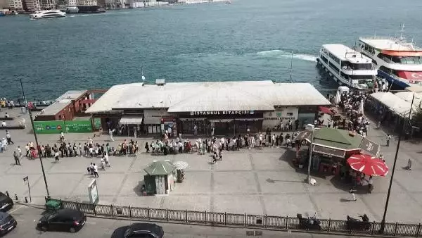 (Havadan fotoğraflarla) Adalar'a sefer düzenleyen vapur iskeleleri doldu taştı