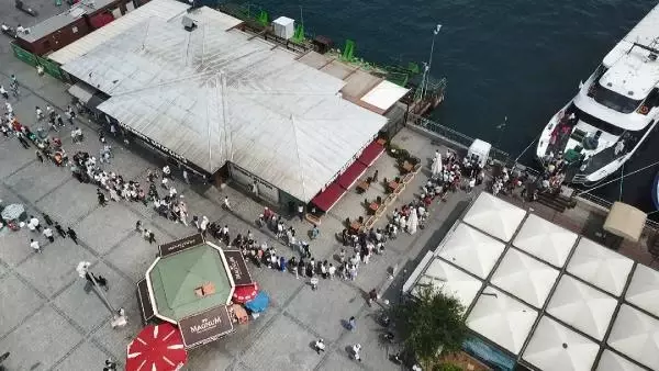 (Havadan fotoğraflarla) Adalar'a sefer düzenleyen vapur iskeleleri doldu taştı