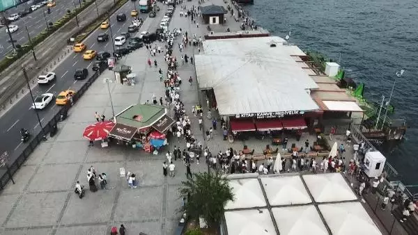 (Havadan fotoğraflarla) Adalar'a sefer düzenleyen vapur iskeleleri doldu taştı
