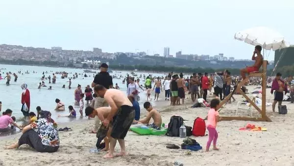 KÜÇÜKÇEKMECE MENEKŞE PLAJI'NDA BAYRAM YOĞUNLUĞU