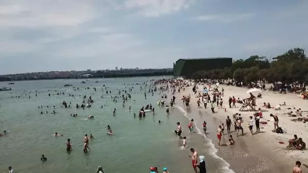 KÜÇÜKÇEKMECE MENEKŞE PLAJI'NDA BAYRAM YOĞUNLUĞU