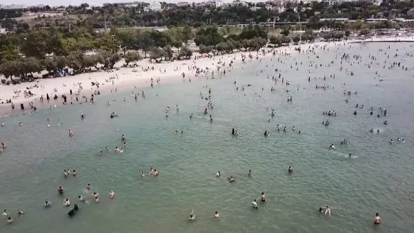 KÜÇÜKÇEKMECE MENEKŞE PLAJI'NDA BAYRAM YOĞUNLUĞU