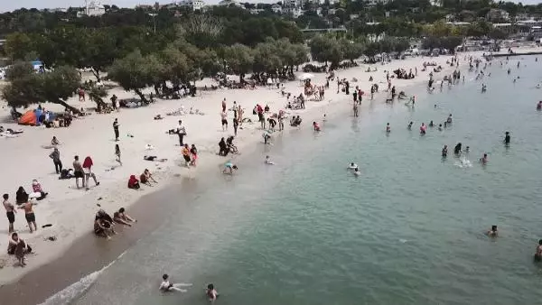 KÜÇÜKÇEKMECE MENEKŞE PLAJI'NDA BAYRAM YOĞUNLUĞU