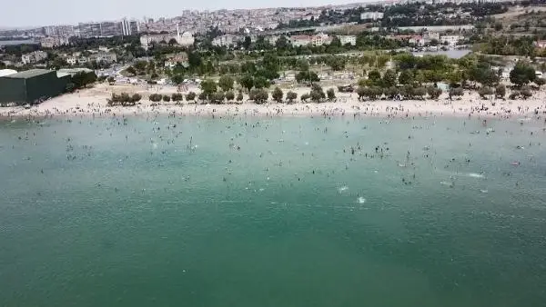 KÜÇÜKÇEKMECE MENEKŞE PLAJI'NDA BAYRAM YOĞUNLUĞU