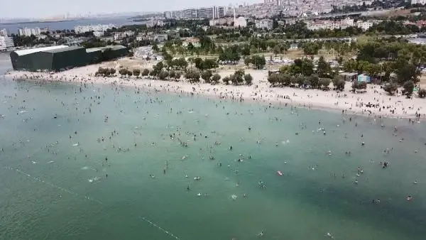 KÜÇÜKÇEKMECE MENEKŞE PLAJI'NDA BAYRAM YOĞUNLUĞU