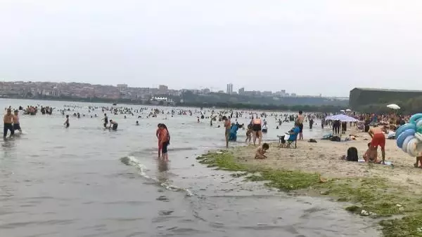 KÜÇÜKÇEKMECE MENEKŞE PLAJI'NDA BAYRAM YOĞUNLUĞU