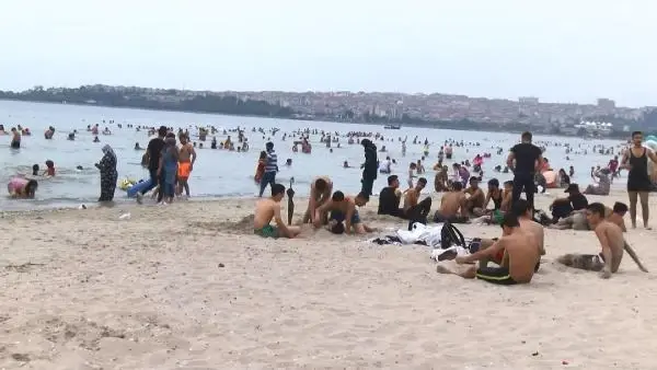 KÜÇÜKÇEKMECE MENEKŞE PLAJI'NDA BAYRAM YOĞUNLUĞU
