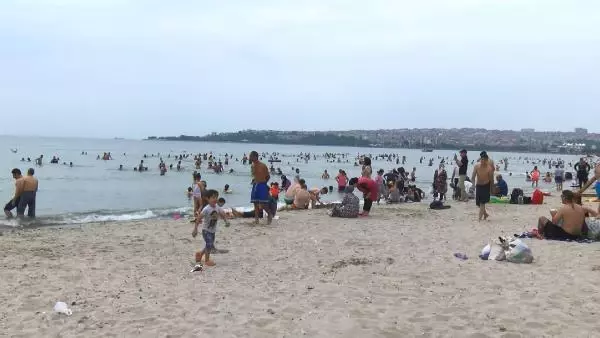 KÜÇÜKÇEKMECE MENEKŞE PLAJI'NDA BAYRAM YOĞUNLUĞU