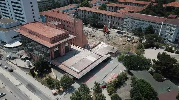 TARİHİ HAYDARPAŞA NUMUNE HASTANESİ'NİN DAHİLİYE BİNASININ YIKIMINA BAŞLANDI