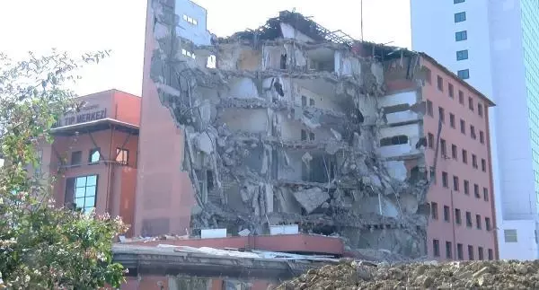 TARİHİ HAYDARPAŞA NUMUNE HASTANESİ'NİN DAHİLİYE BİNASININ YIKIMINA BAŞLANDI
