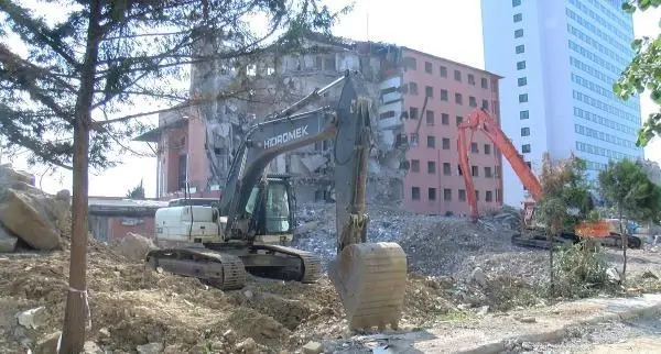 TARİHİ HAYDARPAŞA NUMUNE HASTANESİ'NİN DAHİLİYE BİNASININ YIKIMINA BAŞLANDI