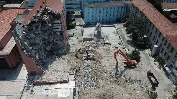 TARİHİ HAYDARPAŞA NUMUNE HASTANESİ'NİN DAHİLİYE BİNASININ YIKIMINA BAŞLANDI