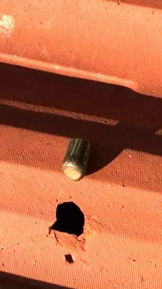 Havaya atılan serseri mermiler 4 evin çatısını deldi