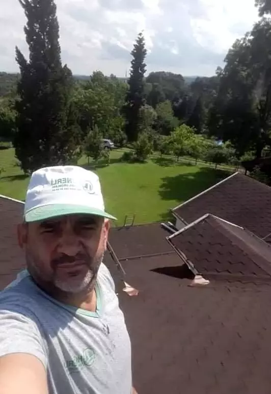 Havaya atılan serseri mermiler 4 evin çatısını deldi