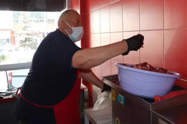 Havza'da kasap ve şarküterilerde kıyma mesaisi başladı