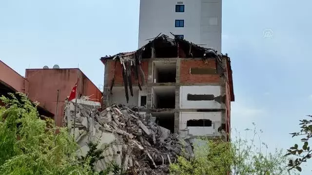 (DRONE) Haydarpaşa Numune Hastanesi'nde 6 yıldır kullanılmayan 8 katlı binanın yıkımına başlandı