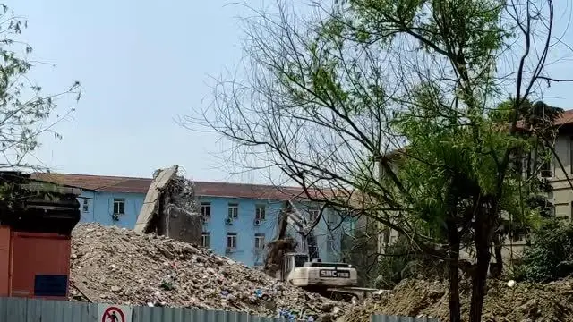 (DRONE) Haydarpaşa Numune Hastanesi'nde 6 yıldır kullanılmayan 8 katlı binanın yıkımına başlandı
