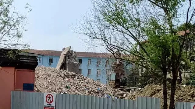 (DRONE) Haydarpaşa Numune Hastanesi'nde 6 yıldır kullanılmayan 8 katlı binanın yıkımına başlandı