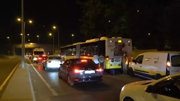 İSTANBUL-İETT OTOBÜSÜNÜN YAKITI BİTİNCE TRAFİK DURMA NOKTASINA GELDİ