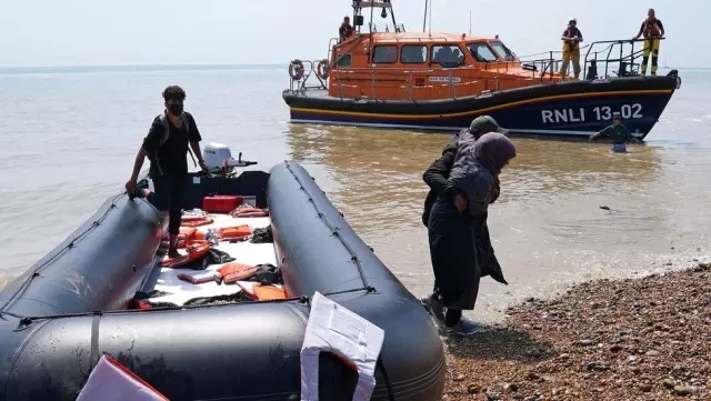 İngiltere'ye Manş Denizi üzerinden tek bir günde rekor sayıda göçmen ulaştı
