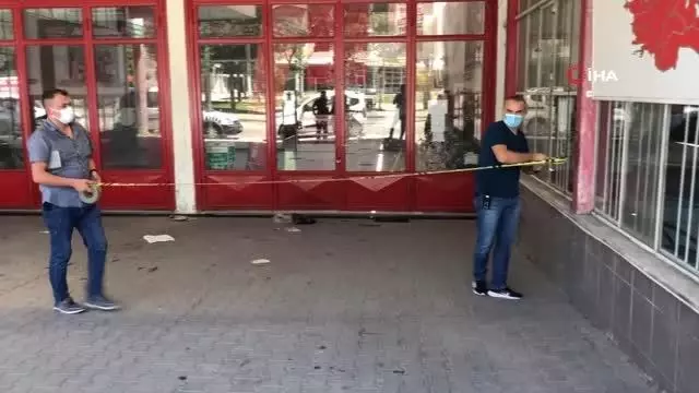 İş yerine gelen esnaf, dükkanını kurşunlanmış halde buldu