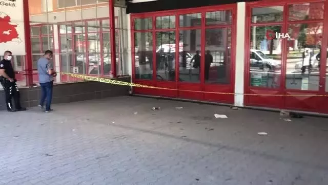 İş yerine gelen esnaf, dükkanını kurşunlanmış halde buldu