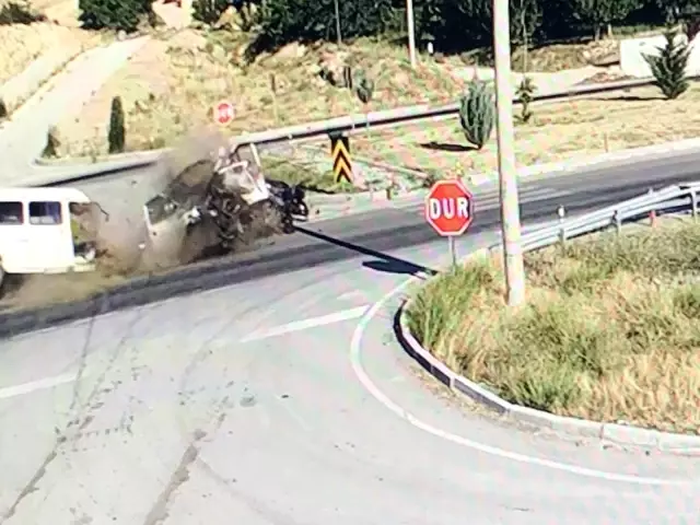 Son Dakika | Isparta'da otomobille çarpışan minibüs ikiye bölündü: 3 yaralı Son Dakika | Isparta'da otomobille çarpışan minibüs ikiye bölündü: 3 yaralı
