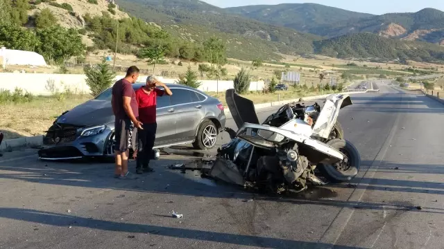 Son Dakika | Isparta'da otomobille çarpışan minibüs ikiye bölündü: 3 yaralı