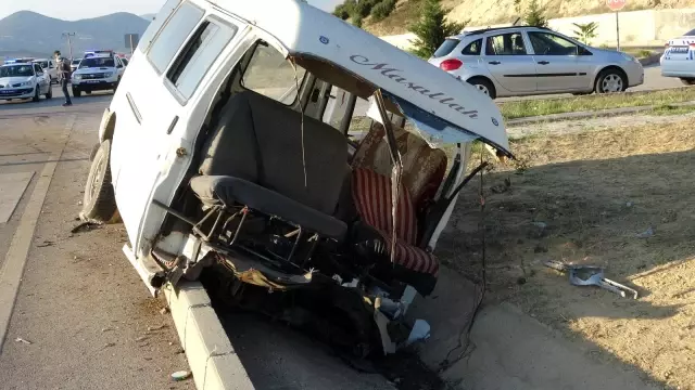 Son Dakika | Isparta'da otomobille çarpışan minibüs ikiye bölündü: 3 yaralı