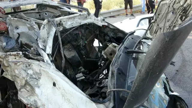 Son Dakika | Isparta'da otomobille çarpışan minibüs ikiye bölündü: 3 yaralı