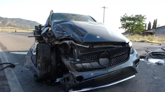 Son Dakika | Isparta'da otomobille çarpışan minibüs ikiye bölündü: 3 yaralı
