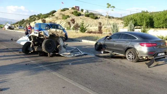 Son Dakika | Isparta'da otomobille çarpışan minibüs ikiye bölündü: 3 yaralı