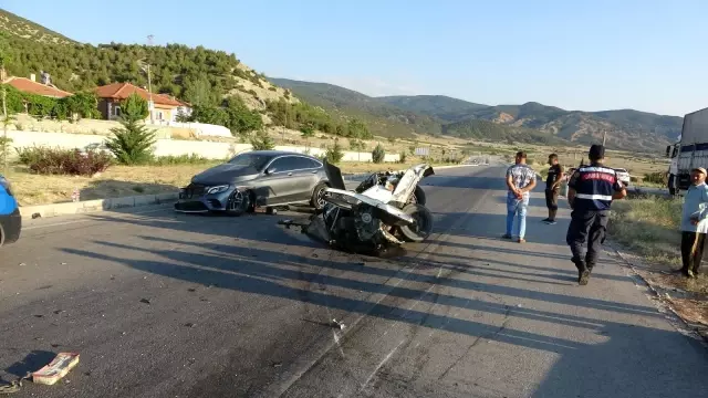 Son Dakika | Isparta'da otomobille çarpışan minibüs ikiye bölündü: 3 yaralı