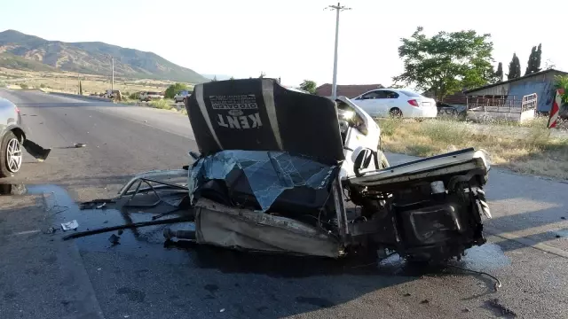 Son Dakika | Isparta'da otomobille çarpışan minibüs ikiye bölündü: 3 yaralı
