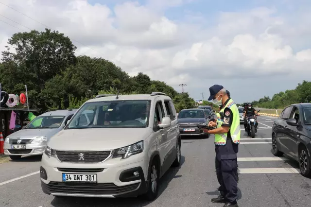 Jandarmasından trafik denetimlerinde çikolata ve kolonya ikramı