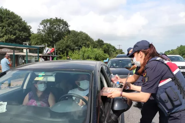 Jandarmasından trafik denetimlerinde çikolata ve kolonya ikramı