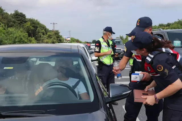 Jandarmasından trafik denetimlerinde çikolata ve kolonya ikramı