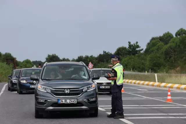 Jandarmasından trafik denetimlerinde çikolata ve kolonya ikramı