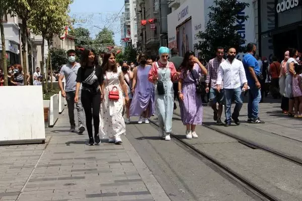 İSTİKLAL CADDESİ'NDE BAYRAM YOĞUNLUĞU
