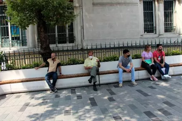 İSTİKLAL CADDESİ'NDE BAYRAM YOĞUNLUĞU